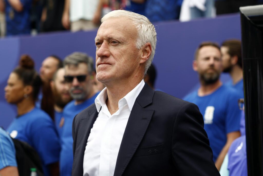 Deschamps regresa a Francia y no dirigirá contra Noruega