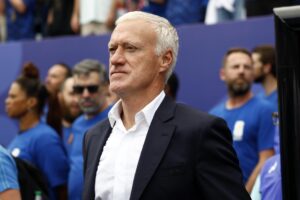 Deschamps regresa a Francia y no dirigirá contra Noruega
