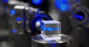 Descubren cómo eliminar el “ruido” que ocultaba el universo: un sensor cuántico acerca la búsqueda de materia oscura y ondas gravitacionales primordiales