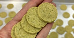 Descubren que solo un 1% de esta alga mejora las galletas sin gluten: más proteínas, fibra y antioxidantes