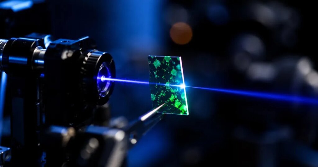 Descubren un insólito efecto cuántico en un semiconductor: pulsos de luz crean una nueva fase imposible de obtener con calor