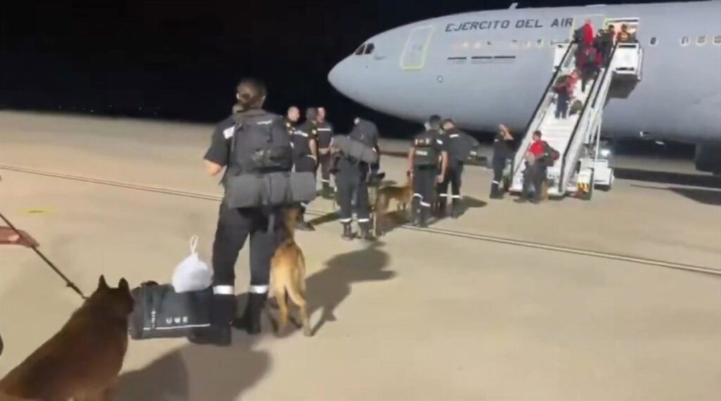 Despega el avión de Defensa con efectivos de la UME en dirección a Venezuela para apoyar las labores de rescate