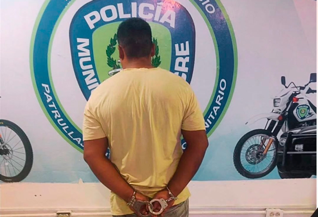 Preso-sujeto-que-lanzo-a-su-pareja-por-una-ventana