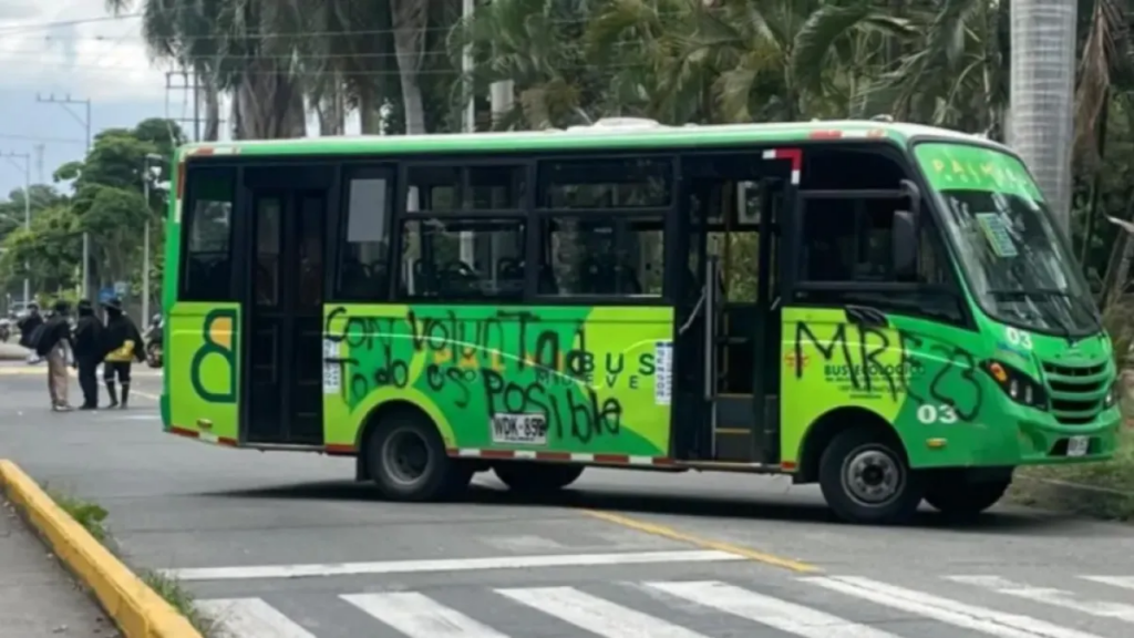 Disturbios frente a la Universidad Nacional de Palmira, Valle: encapuchados bloquearon la carretera a Candelaria y quemaron una moto
