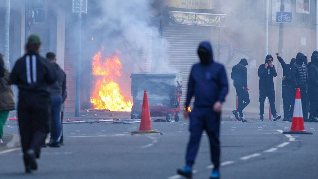 Disturbios y violencia contra la inmigración en Belfast tras un apuñalamiento perpetrado por un solicitante de asilo sudanés