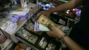 Dólar BCV arrancó la semana con otro aumento abrupto que lo acerca a nuevo tope histórico de inflación
