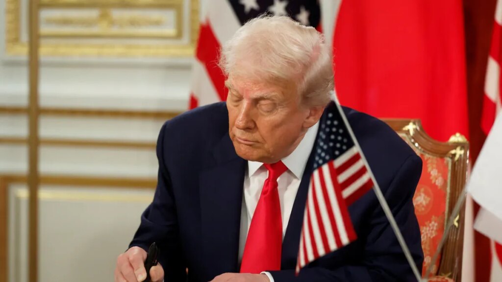 Donald Trump firmó en Versalles el acuerdo con Irán para frenar la guerra en Medio Oriente