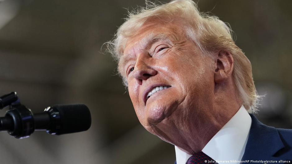 Donald Trump presenta nuevo pasaporte de EE.UU. con su foto