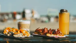 Dónde disfrutar de un brunch en Barcelona con vistas al mar por 13 euros: en este restaurante situado en el Passeig Marítim de la Barceloneta