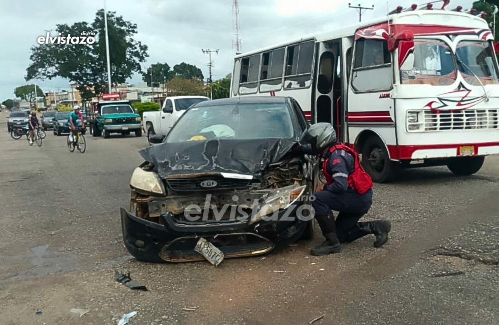 Dos niñas lesionadas tras colisión de vehículo y camión en la Av. Fernández Padilla cerca de la antigua SP