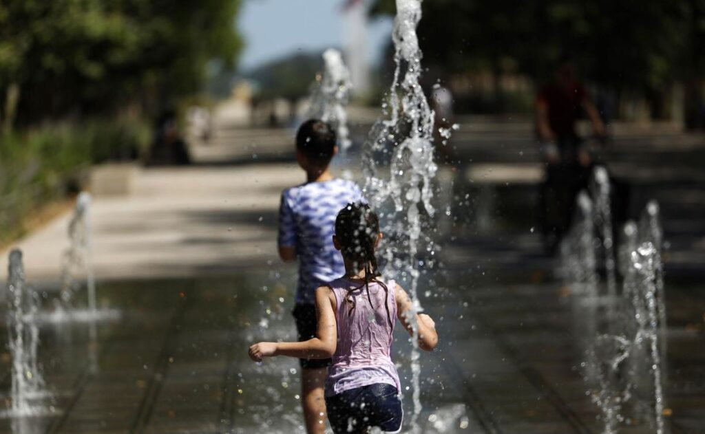 Dos niños muertos durante ola de calor en Francia; estaban dentro de un auto
