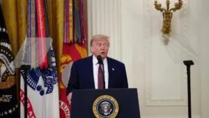 EEUU ITALIA | Trump critica a Meloni después de que ella negara que le «suplicó» tomarse una foto con él | elperiodico.com