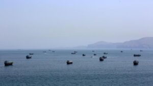 EEUU ataca la costa iraní de Ormuz e Irán responde contras sus bases en Bahréin y Kuwait | elperiodico.com
