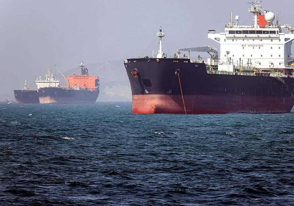 EE.UU. permite cruzar el estrecho de Ormuz a 12 barcos tras la firma del pacto con Irán