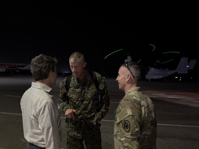 EN IMÁGENES: Mayor general de EEUU llegó a Caracas para coordinar operaciones de ayuda