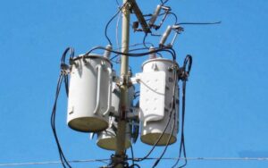 Edificios de una zona de El Valle en Caracas llevan más de 40 horas sin luz tras quemarse un transformador