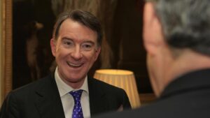 El Gobierno británico publica más de un millar de documentos sobre Peter Mandelson, el exembajador en EEUU vinculado con Epstein | elperiodico.com