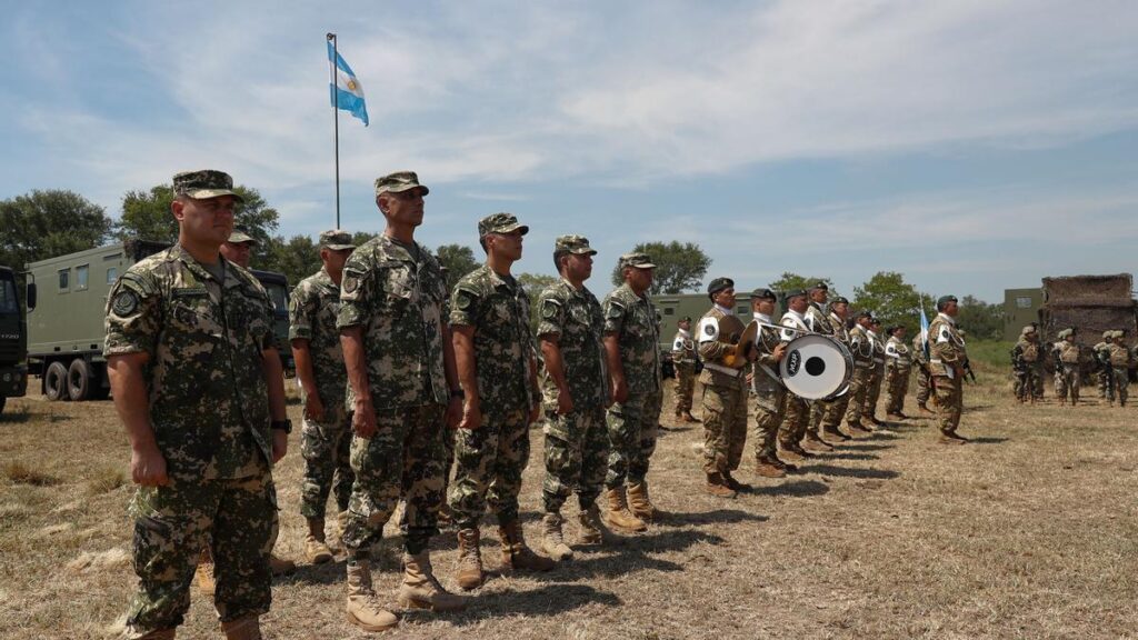 Soldados argentinos forman fila durante un acto en Clorinda (Argentina).