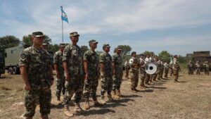 El Gobierno de Milei autoriza a los militares argentinos a tener un segundo empleo para mejorar sus bajos salarios | elperiodico.com