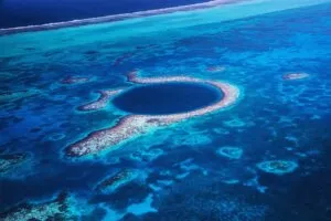 El Gran Agujero Azul de Belice no es solo una cavidad de 125 metros en medio del Caribe. Sus sedimentos conservan 5.700 años de huracanes y una advertencia sobre el futuro del océano