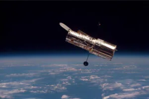 El Hubble se está cayendo poco a poco, pero la NASA no sabe si vale la pena rescatarlo