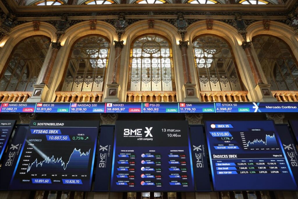 El Ibex 35 pulveriza sus máximos históricos al superar los 18.700 puntos y sube un 2,3% en la semana
