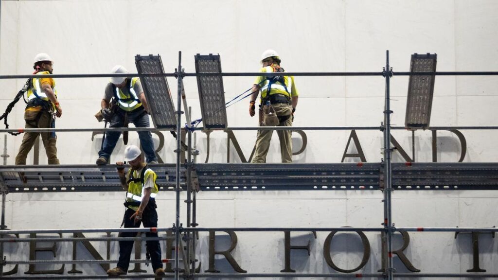 Los operarios se preparan a retirar el nombre de Trump del Kennedy Center.