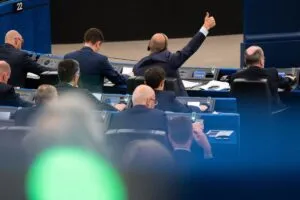 El PE culmina su visto bueno a la reforma que endurece política migratoria y consolida los centros de deportación | europapress.es