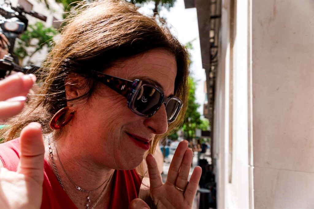 El PSOE eleva a casi 45.000 euros los pagos a Leire Díez como asesora de comunicación en Cantabria entre 2015 y 2017
