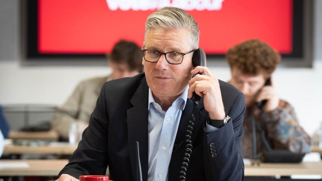 El primer ministro británico, Keir Starmer, participa en el 'call centre' del Partido Laborista para pedir el voto en las elecciones de este jueves.