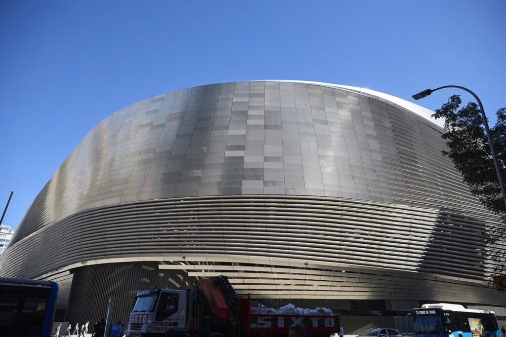 El Supremo rechaza un recurso del Real Madrid y mantiene viva la causa vecinal contra los conciertos del Bernabéu