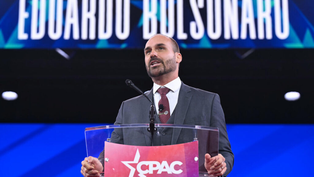 El Tribunal Supremo de Brasil juzga a Eduardo Bolsonaro por coacción - AlbertoNews