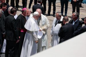 El Vaticano actualiza sus estatutos contra abusos y refuerza el control de las diócesis | elperiodico.com