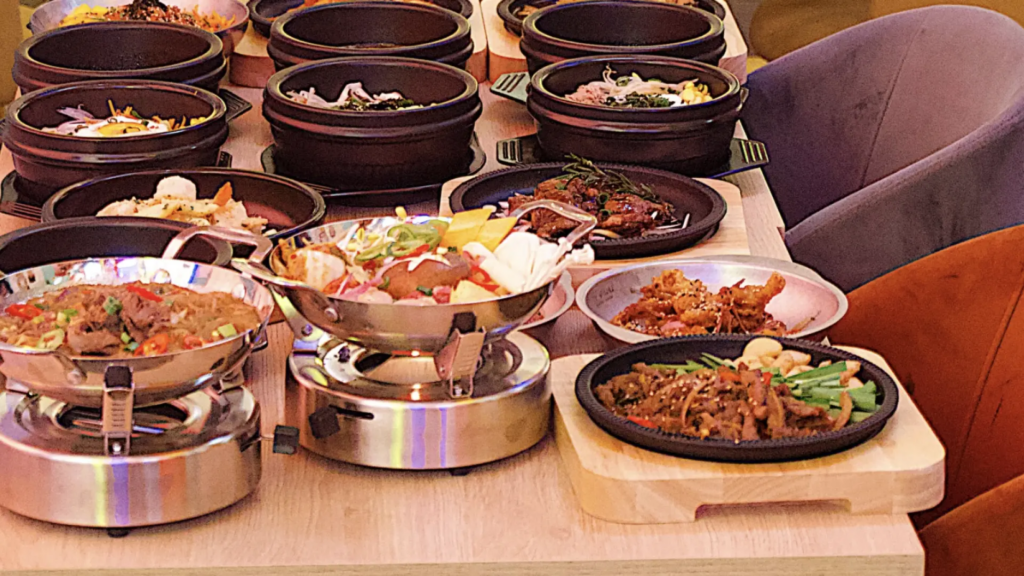 El buffet libre de comida coreana y sushi donde comer por menos de 20 euros: está al lado de Gran Vía y tienen "platos de verdadera calidad"