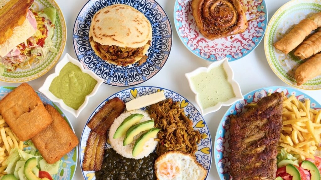 El buffet que cambia de país cada domingo: una mañana se come paella y a la siguiente ceviche peruano