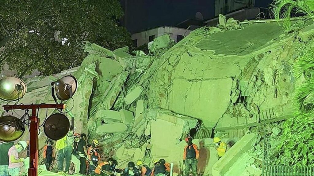 Un edificio en ruinas por los terremotos en la urbanización Altamira de Chacao, al este de Caracas, en Venezuela.