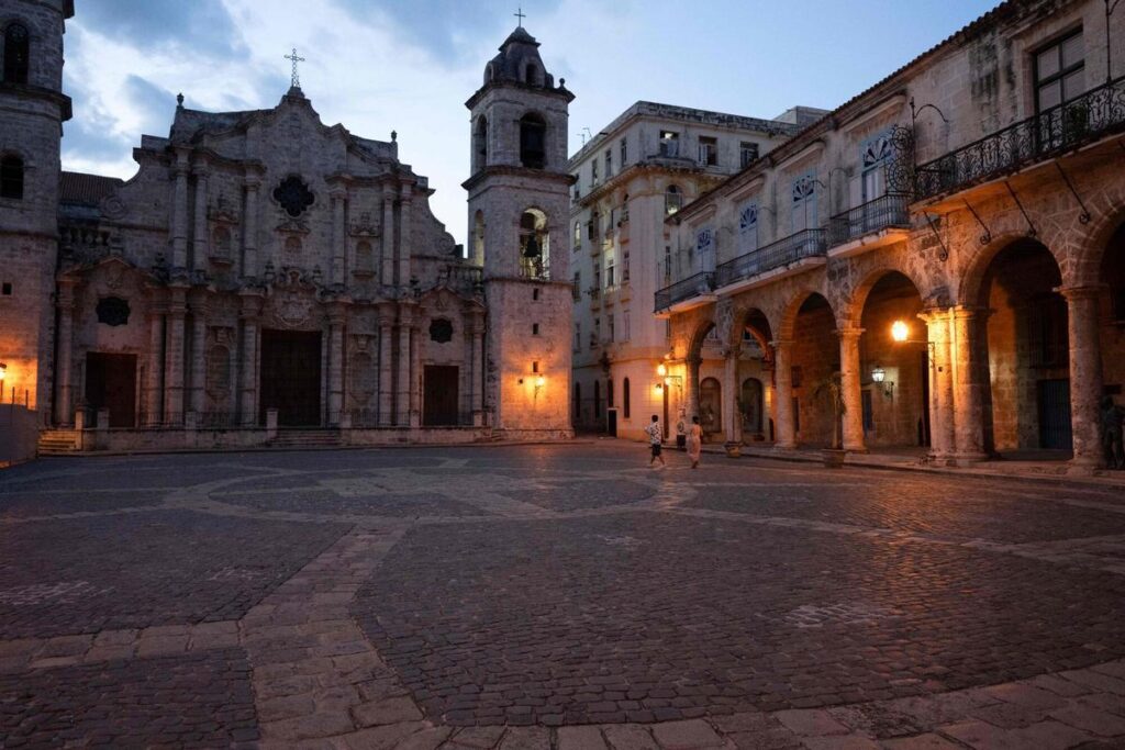 Una plaza habitualmente visitada por turistas, vacia debido a la caída de visitantes, en La Habana.