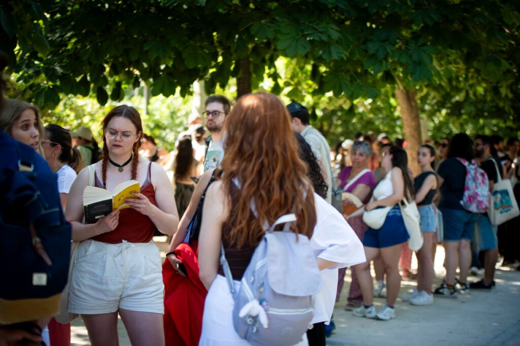 Colas en la feria para las firmas de los autores, en la Feria del Libro de Madrid, el 7 de junio de 2025.