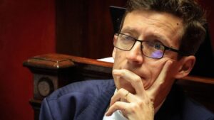 El ministro de Educación de Francia, muy severo con las faltas de ortografía, comete varios errores en un programa de televisión | elperiodico.com