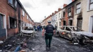 «El odio es la única amenaza», claman miles de manifestantes en Belfast tras los disturbios antiinmigrantes | elperiodico.com
