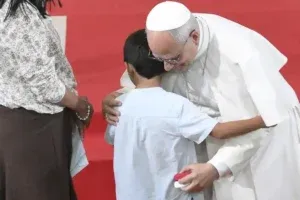 El papa, en el Raval: «El fútbol nos recuerda que la vida no es una carrera para lucirse en solitario»