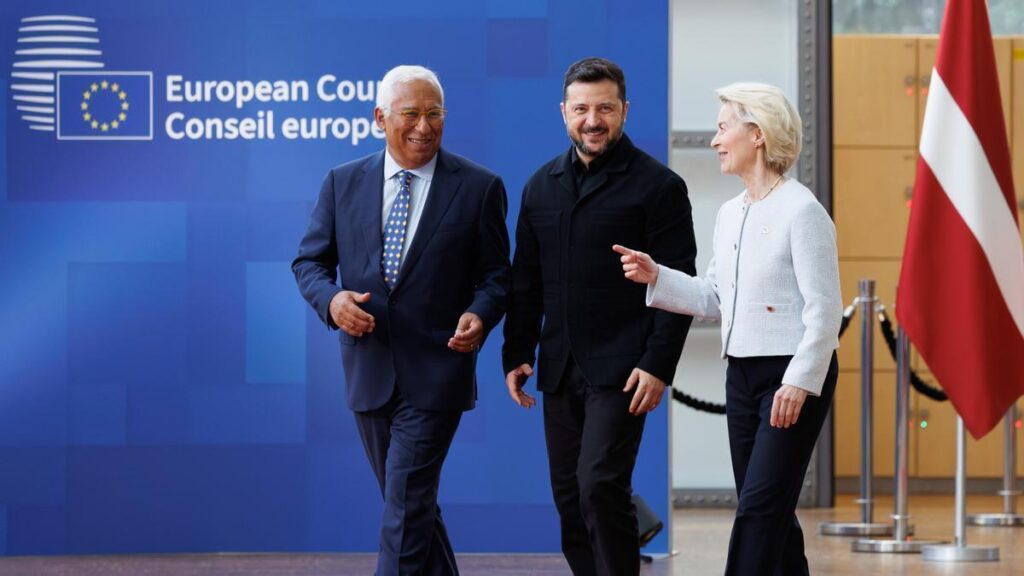 El presidente del Consejo Europeo, Antonio Costa, el presidente de Ucrania, Volodymyr Zelensky, y la presidenta de la Comisión Europea, Ursula von der Leyen, fotografiados a su llegada a una Cumbre del Consejo Europeo.