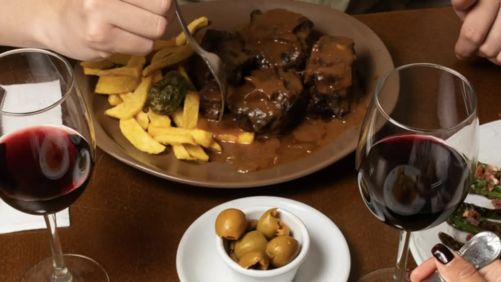 El restaurante de Las Ventas de Madrid famoso por su rabo de toro: "Muy buen servicio, mejor que en la mayoría de restaurantes en Madrid"