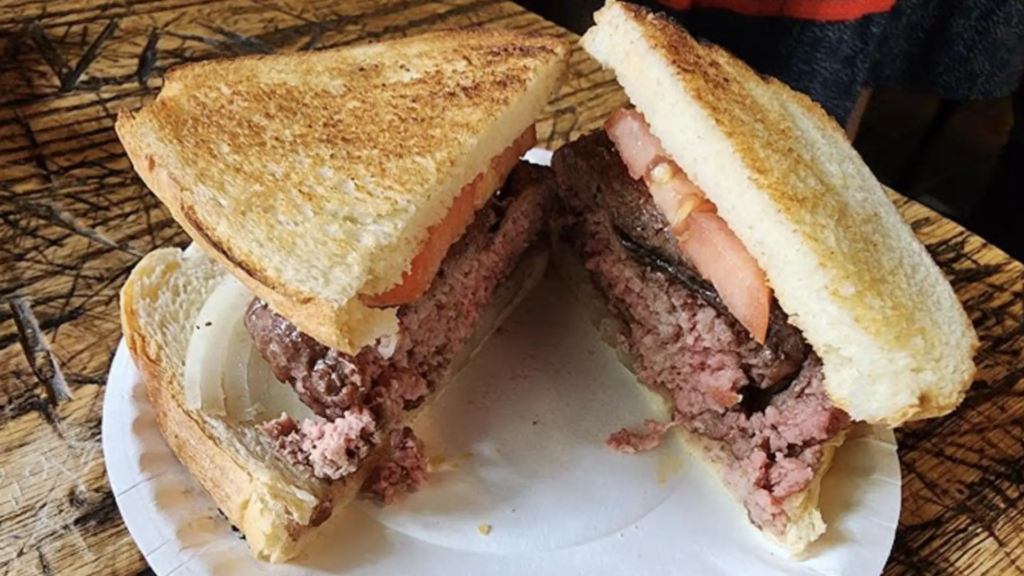 El restaurante estadounidense que afirma ser "el lugar de nacimiento de la hamburguesa": la venden por menos de 10 dólares