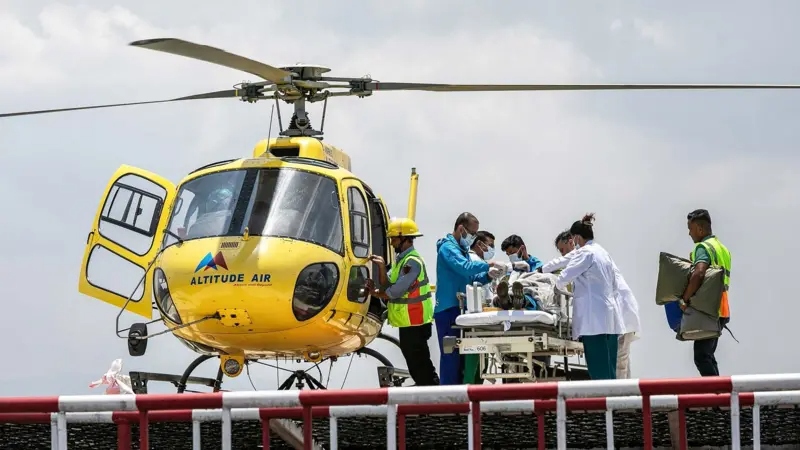 El sherpa dado por muerto en el Everest que fue encontrado "milagrosamente" cuando descendía por el hielo a rastras