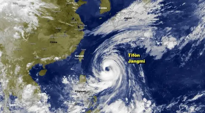 El tifón Jangmi golpea el sur de Japón con fuertes vientos