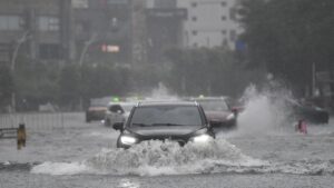 El tifón Mekkhala y la tormenta tropical Higos avanzan al unísono hacia Japón | elperiodico.com