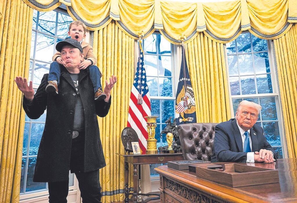 Elon Musk, con su hijo XAE A 12, y Donald Trump, en el Despacho Oval, en febrero de 2025.
