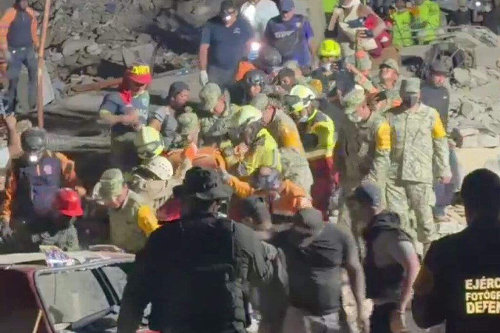 En medio del desastre, un niño de 11 años fue encontrado con vida en Caraballeda (VIDEO)