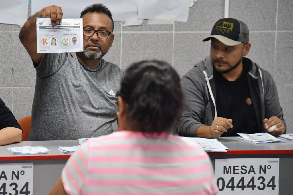 Encuesta a boca de urna en Perú arroja empate técnico: Fujimori mantiene leve ventaja sobre Sánchez